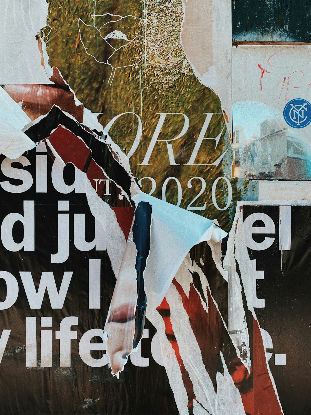 찢어진 미국 국기가 있는 거리 표지판의 클로즈업