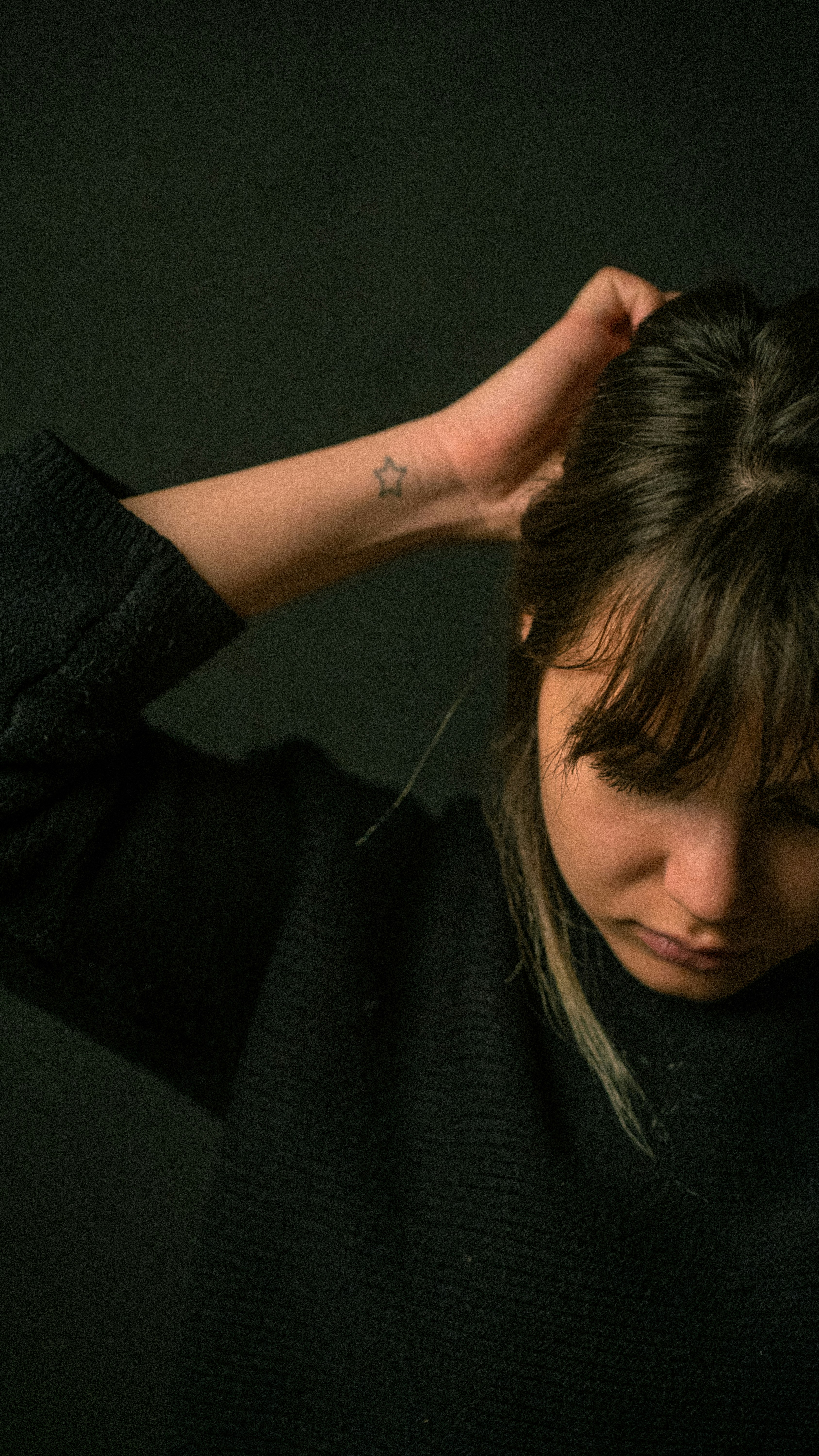 woman in black long sleeve shirt