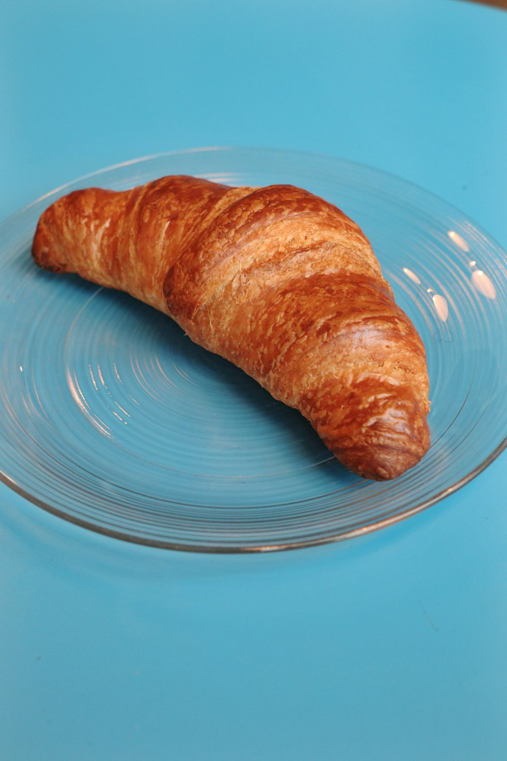 bread on blue round plate