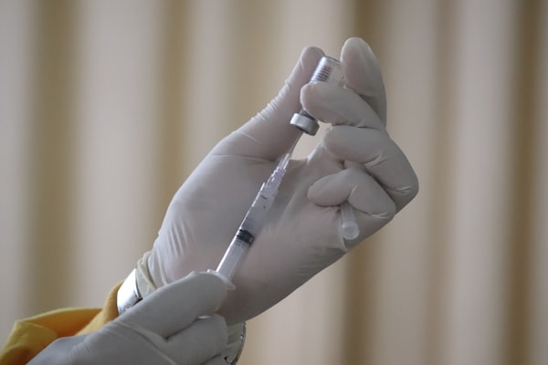 Québec annonce une troisième dose de vaccin pour les aînés en CHSLD
