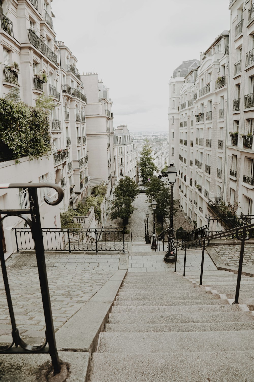 bâtiment en béton blanc pendant la journée