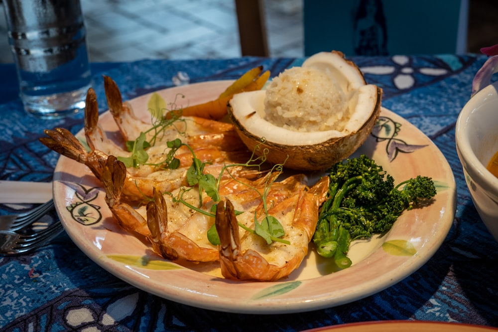 Assiette en céramique blanche et bleue avec crème blanche