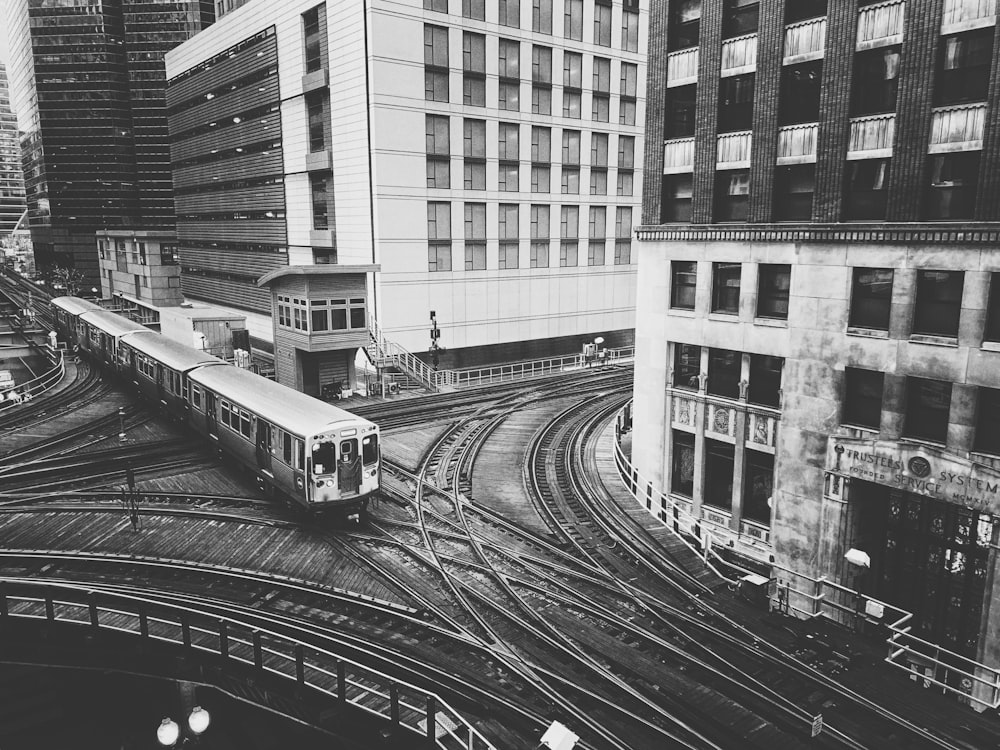 foto em tons de cinza do trem perto do edifício