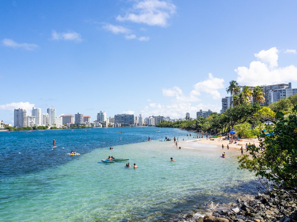 Gente en la playa durante el día