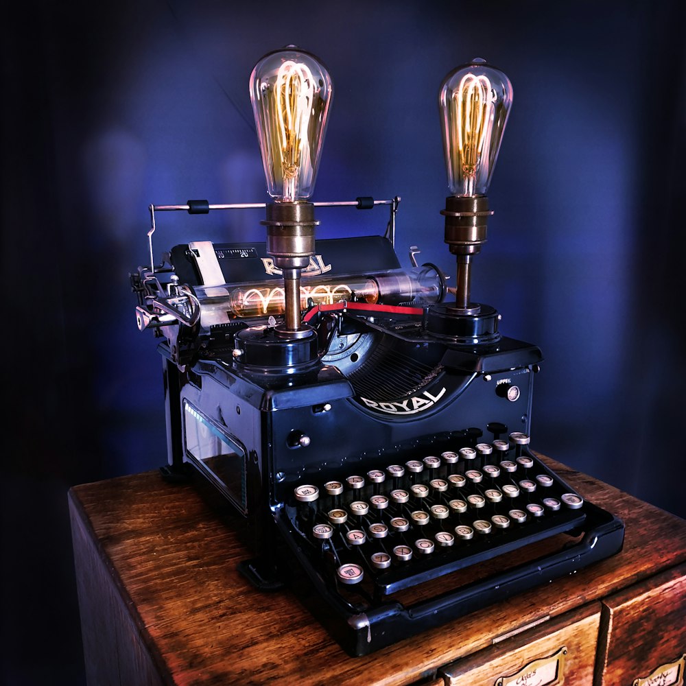 macchina da scrivere nera su tavolo di legno marrone
