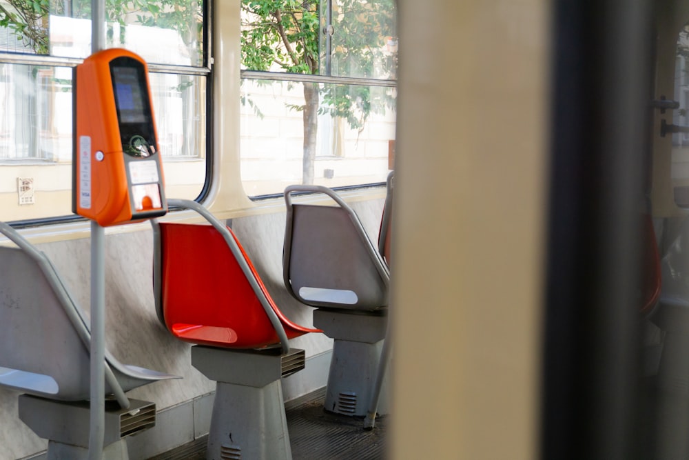 assento de ônibus vermelho e cinza