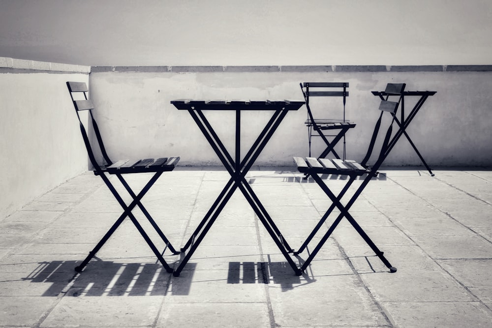 sedie pieghevoli in metallo nero su pavimento in cemento grigio