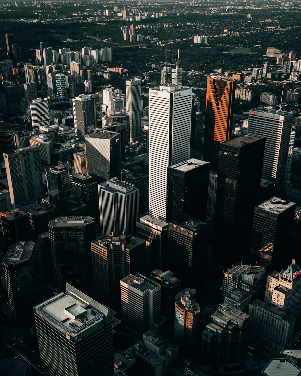 vista aérea dos edifícios da cidade durante o dia