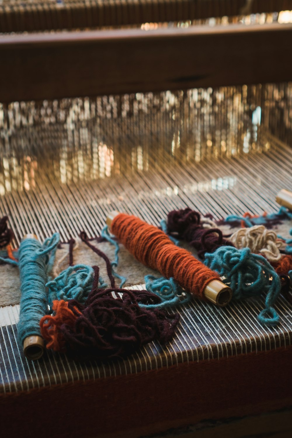 corde bleue et rouge sur textile bleu et blanc