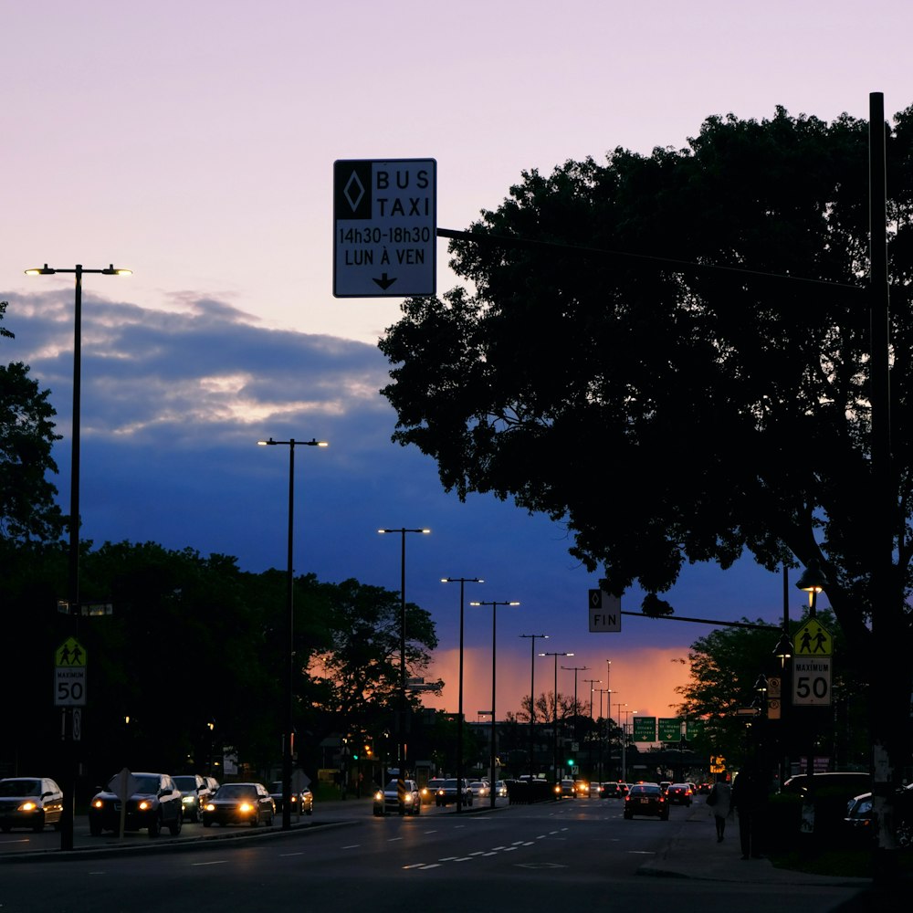 carros na estrada durante o dia