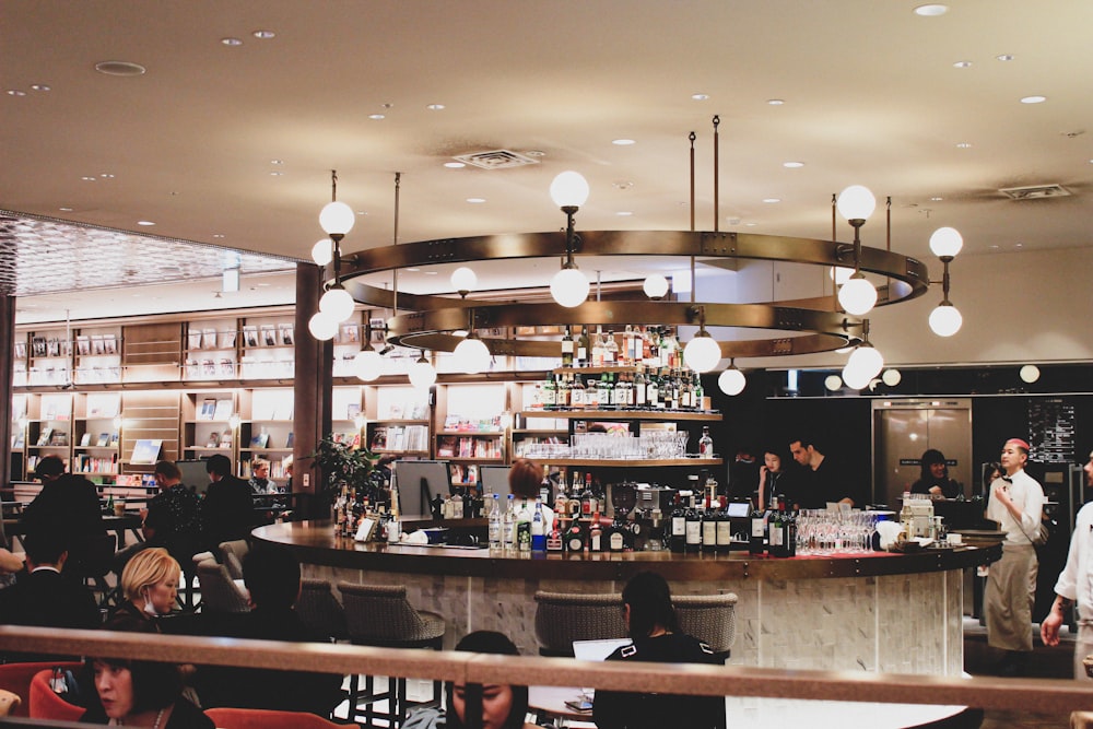 personnes assises sur une chaise à l’intérieur du restaurant