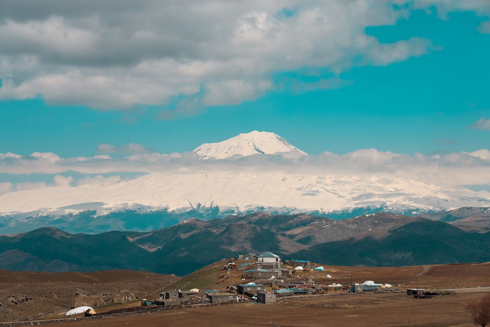 Montaña blanca y marrón bajo el cielo azul durante el día