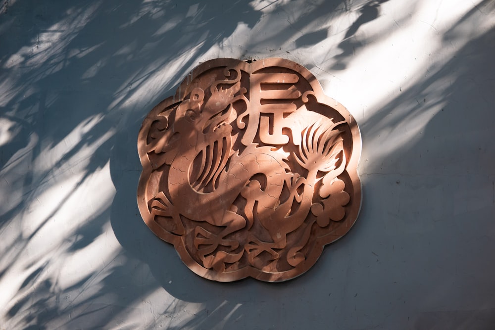 茶色の木製のハート型の彫刻が施された装飾