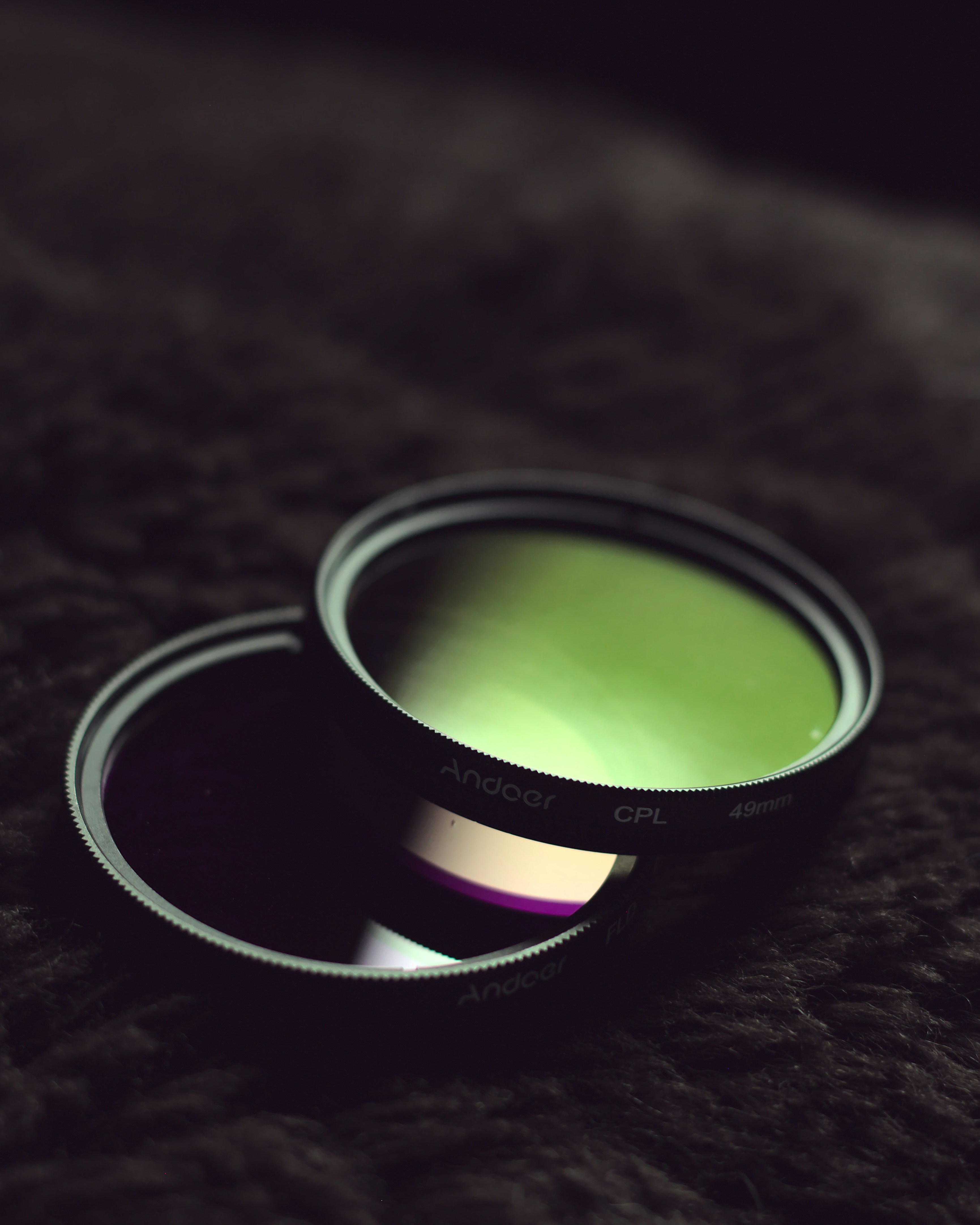 schwarzer und silberner runder Ring