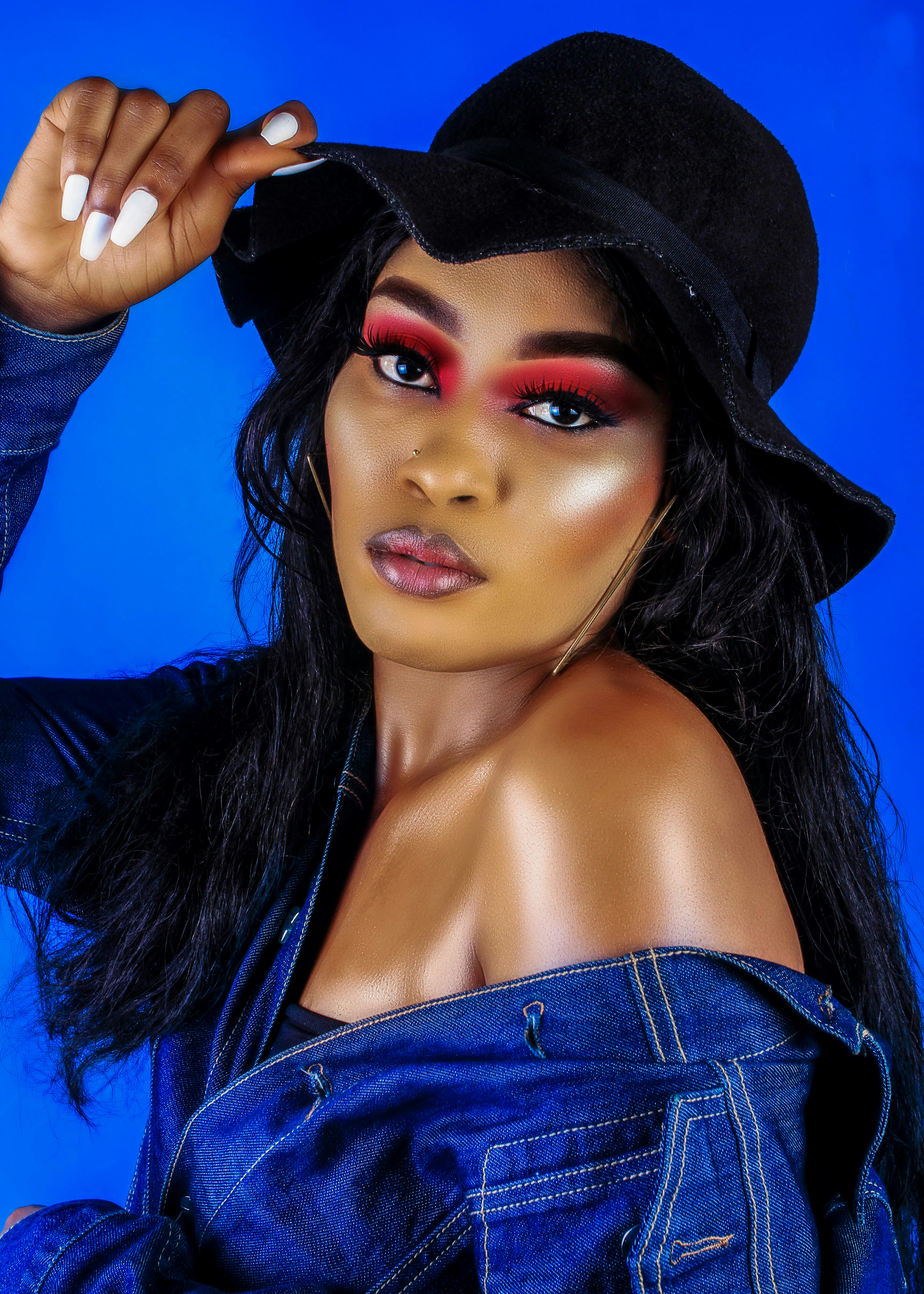 Wanita dengan jaket denim biru