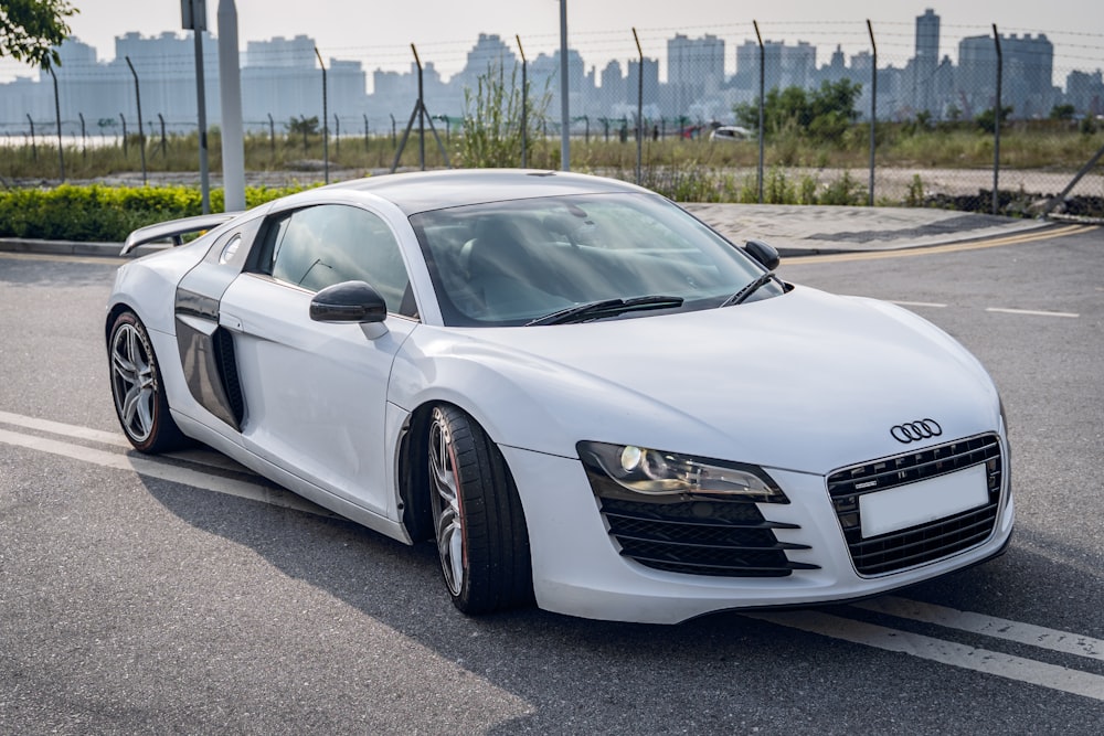 Audi R 8 bianca parcheggiata in parcheggio durante il giorno