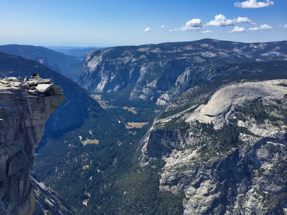 Vista aérea de las montañas verdes y marrones durante el día