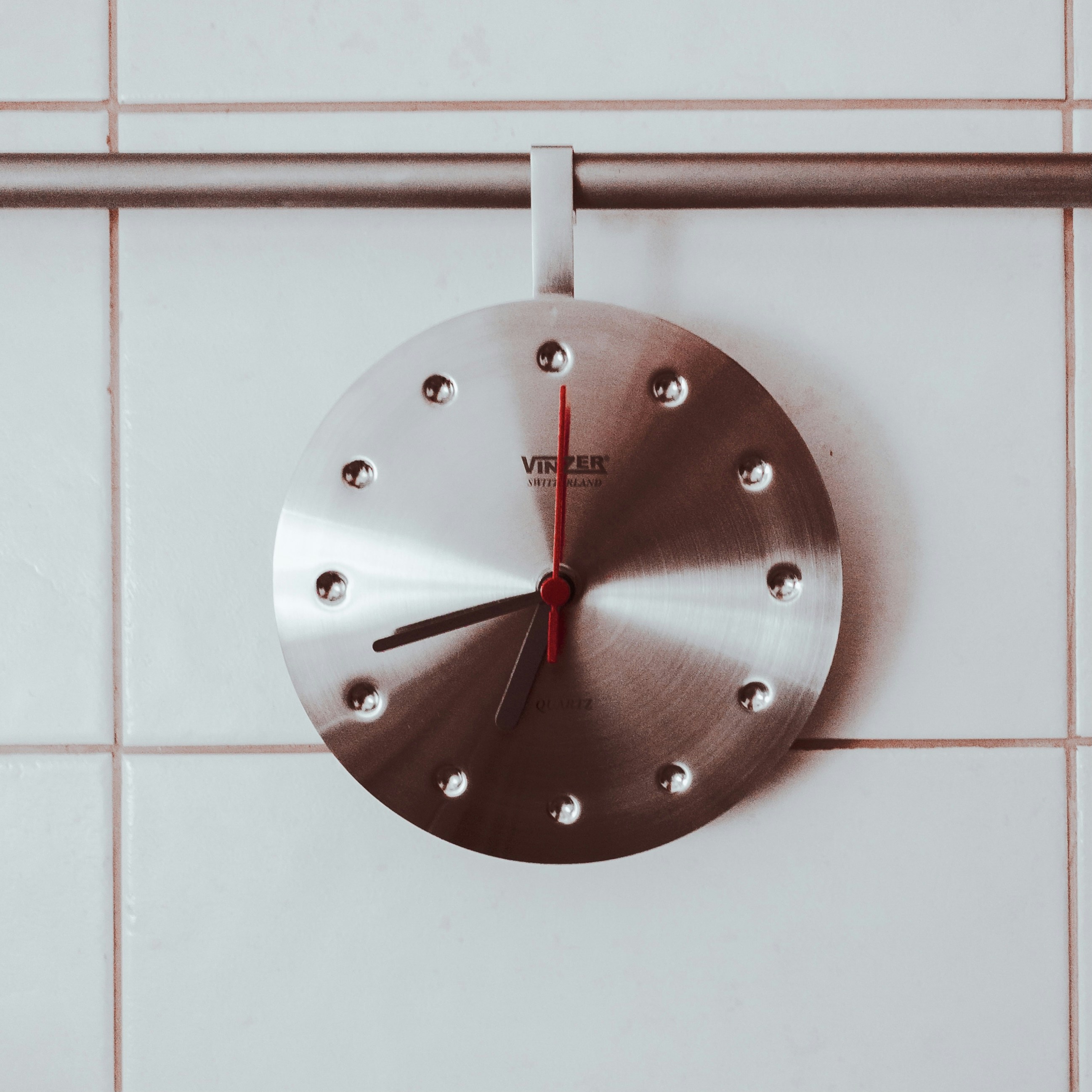 silberne runde Wanduhr bei 10 10