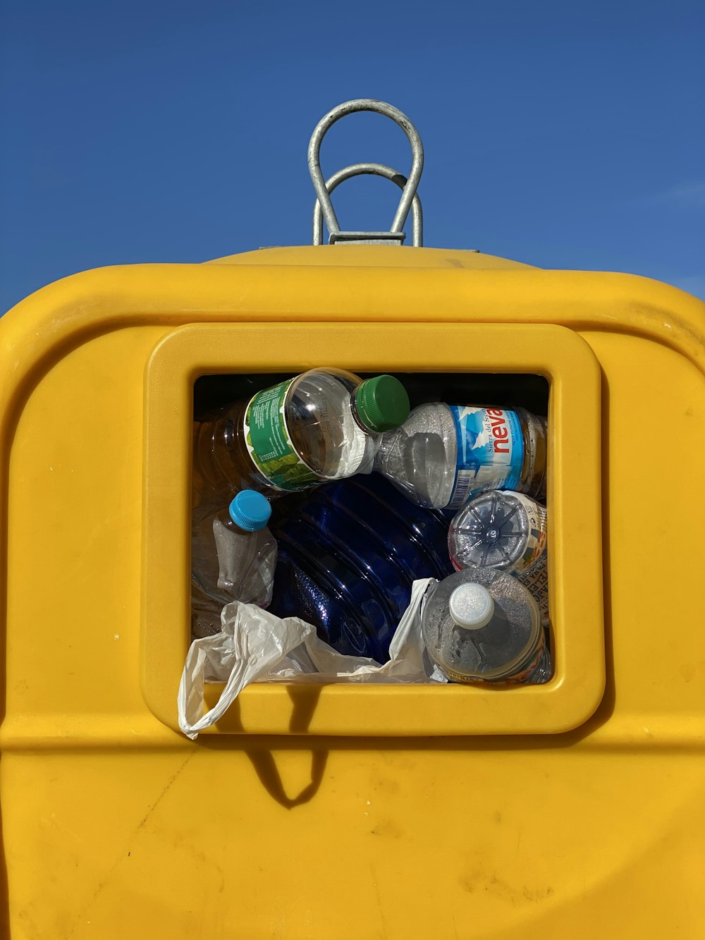 bouteilles en plastique transparent dans un récipient en plastique jaune