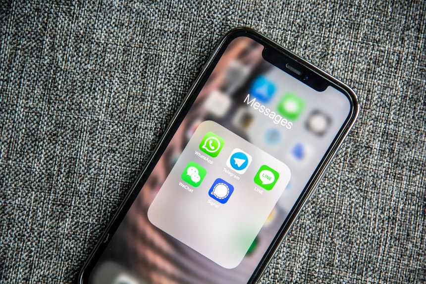 Pessoa usando WhatsApp no smartphone para comunicação de marketing