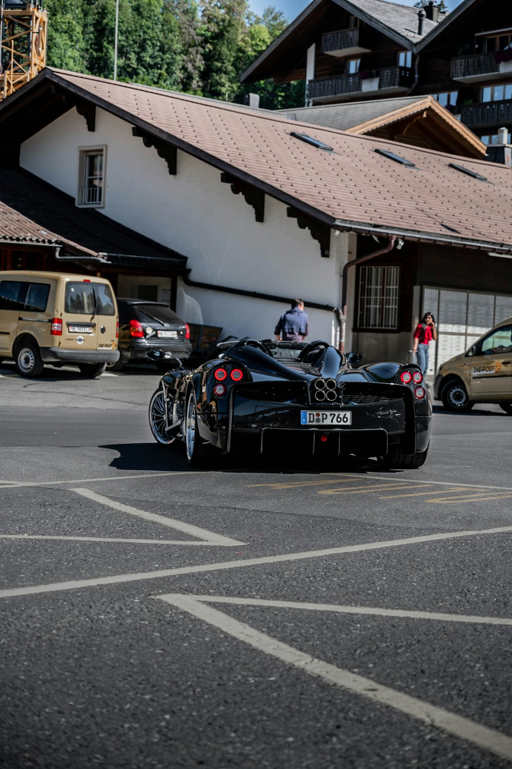 Porsche 911 nera e rossa parcheggiata in strada durante il giorno