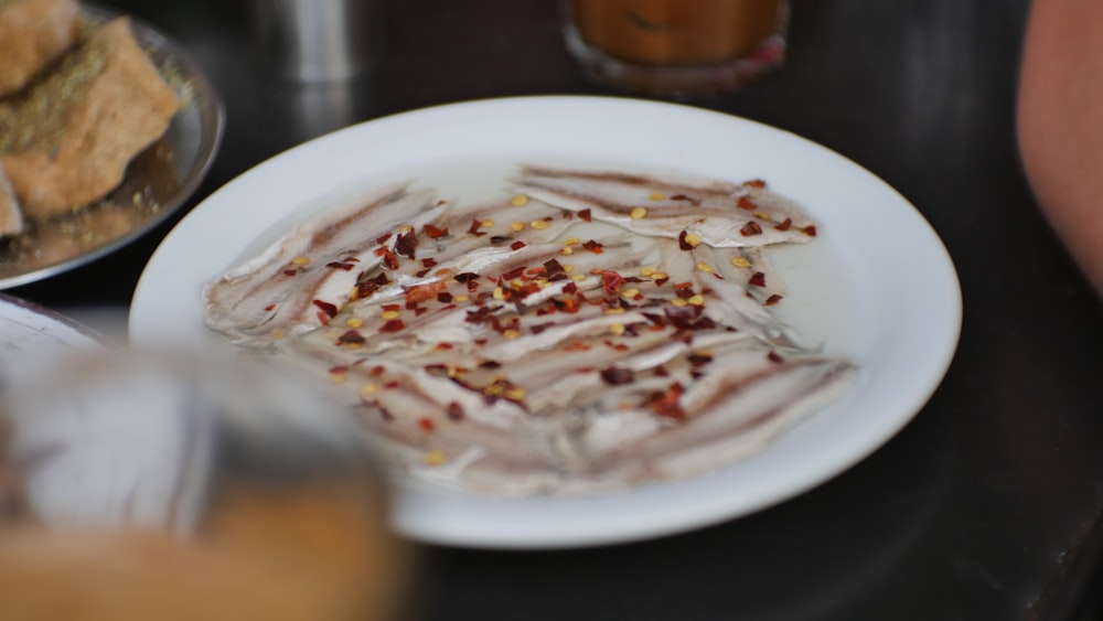 Plato de cerámica blanca con comida marrón y blanca