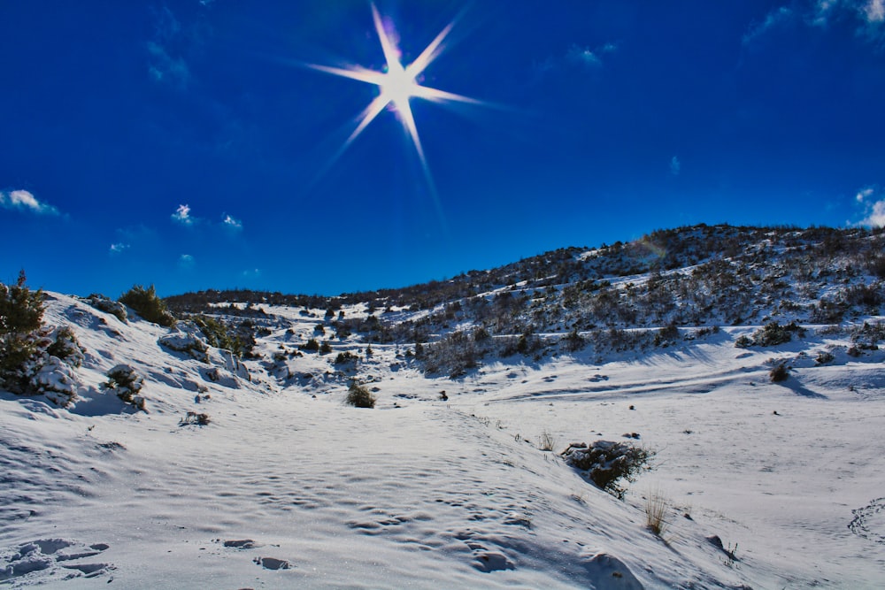 Montagna coperta di neve bianca sotto il cielo blu durante il giorno