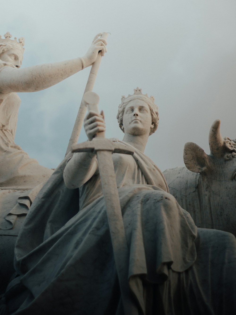 Fotografía de ángulo bajo de la estatua del hombre