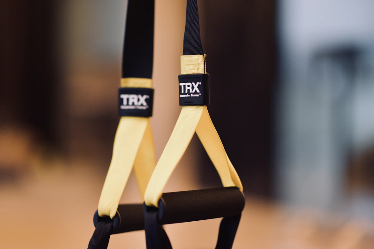 Ahşap zemin üzerinde TRX kayışları