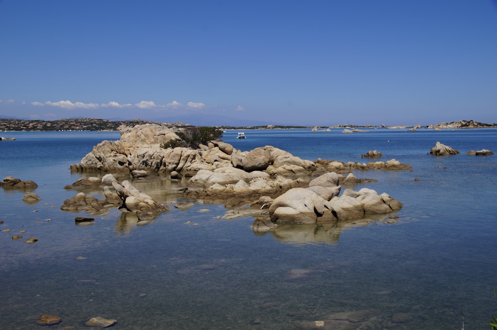 Rocas blancas y marrones en la orilla del mar durante el día
