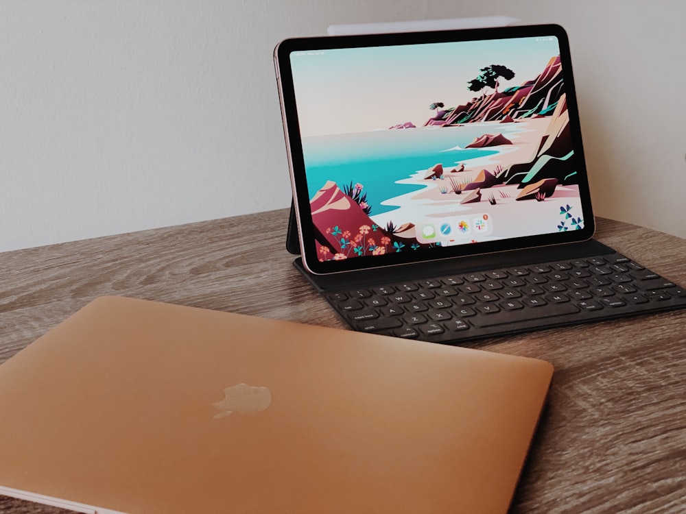 MacBook Pro sur table en bois marron