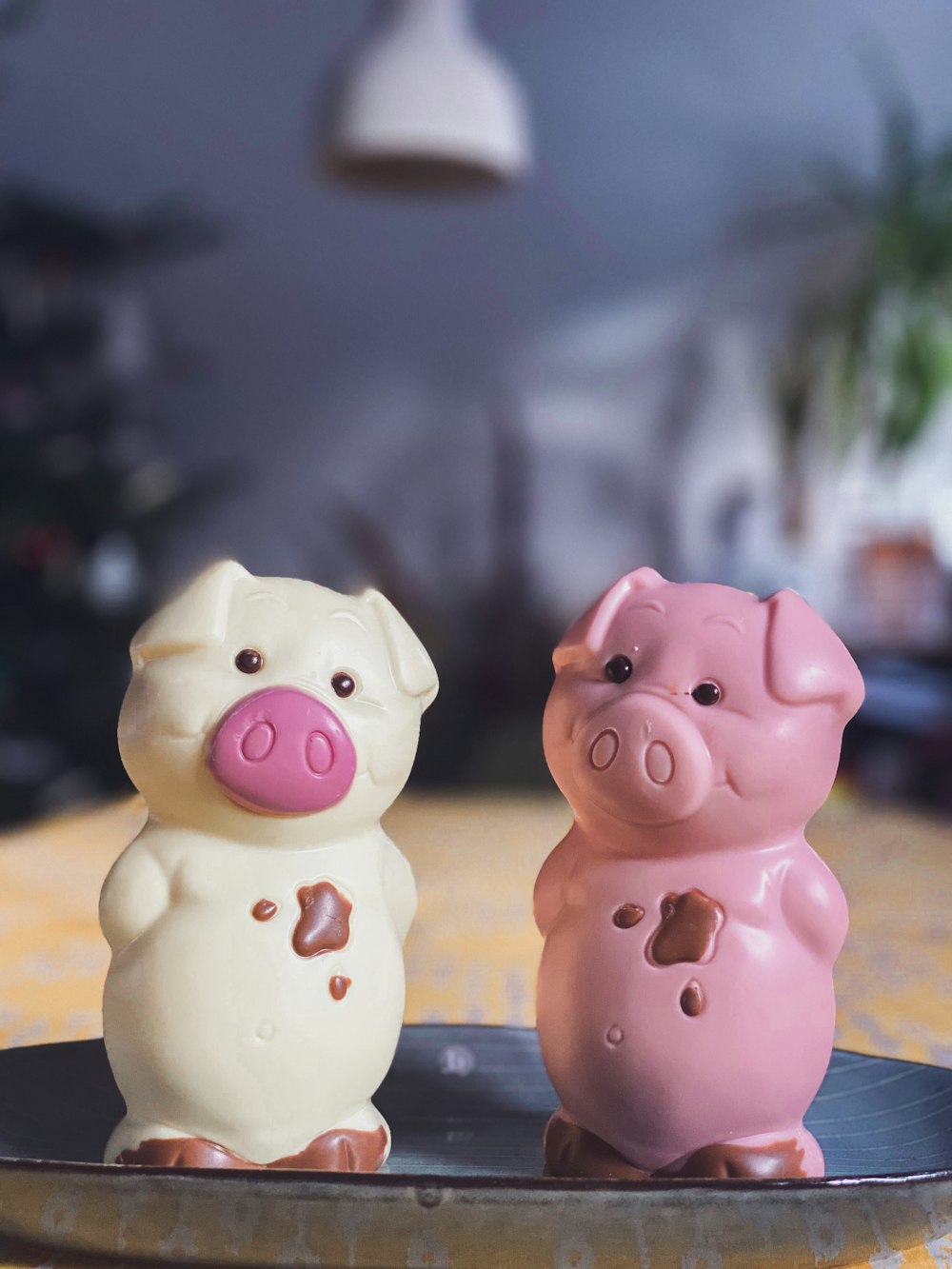 due statuine in ceramica di maiale rosa