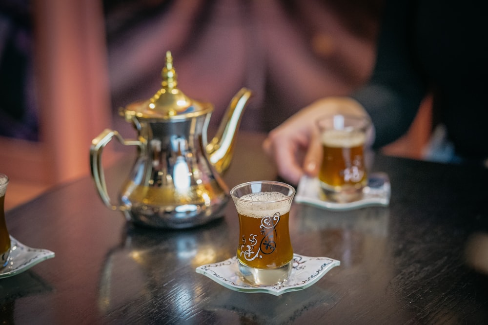 caneca de vidro transparente com cerveja na bandeja de aço inoxidável