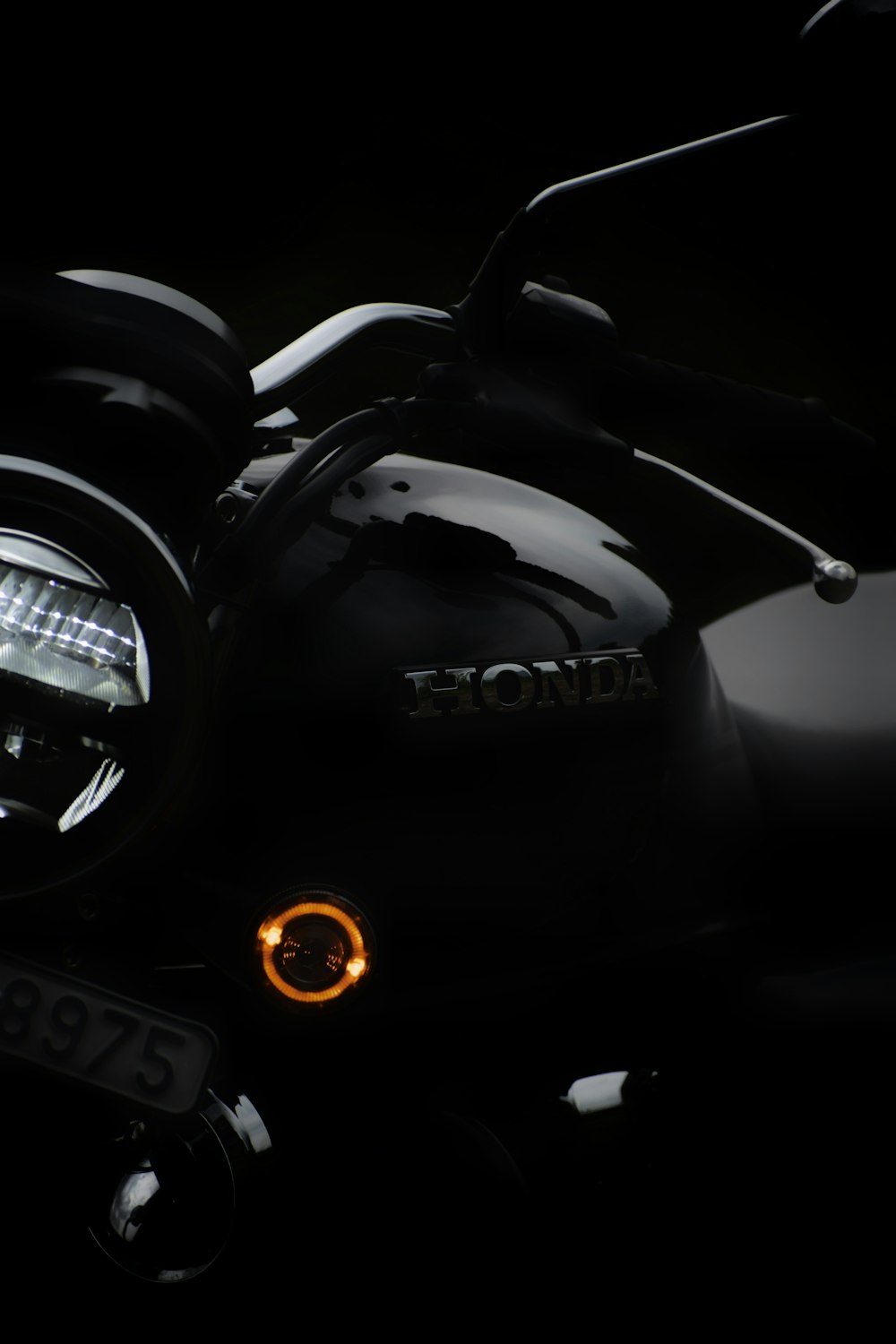 Motor de motocicleta negro y plateado