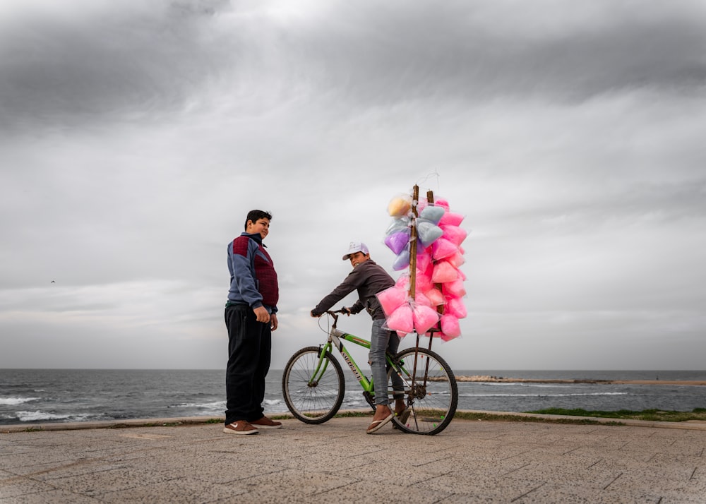 낮 동안 해변에서 자전거를 타는 남자와 여자