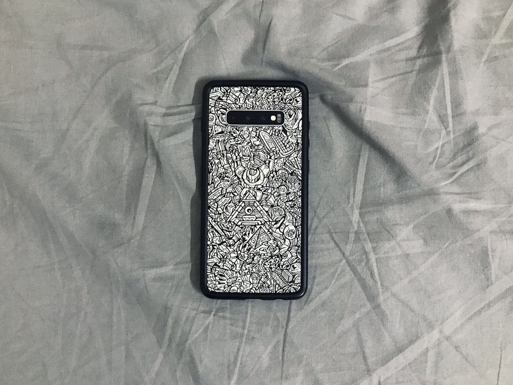 capa floral para smartphone em preto e branco