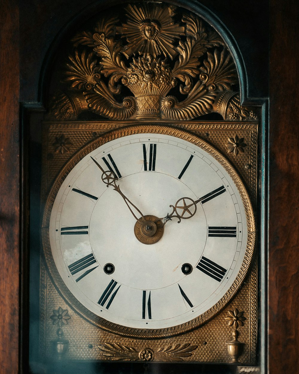 brown and white analog clock at 10 10