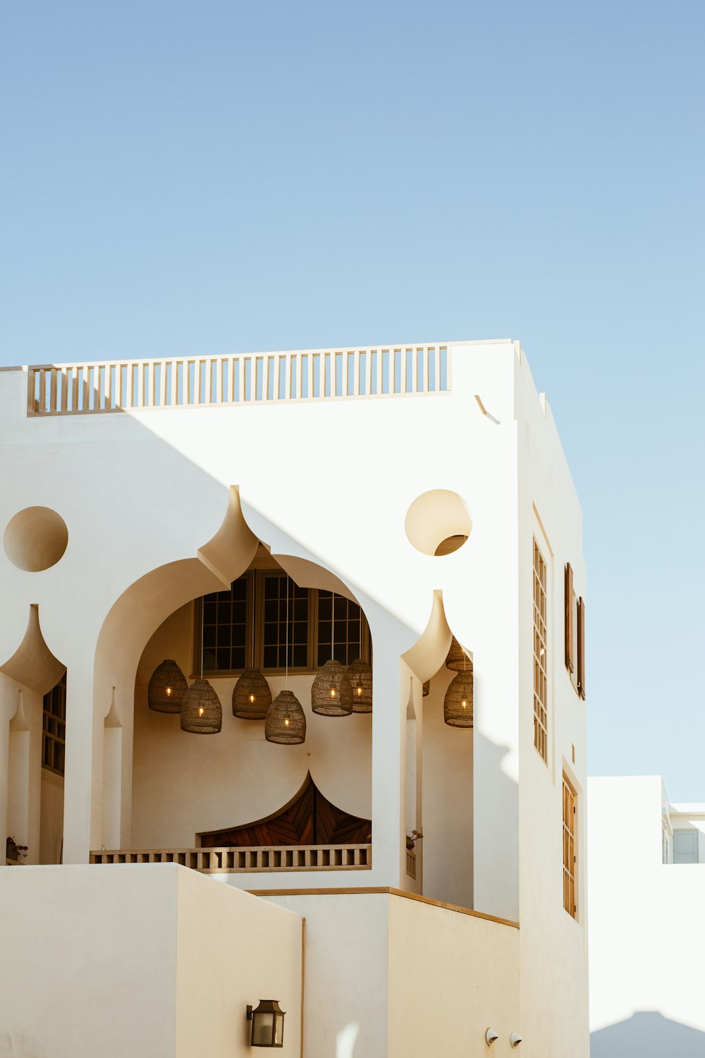 edificio in cemento bianco durante il giorno