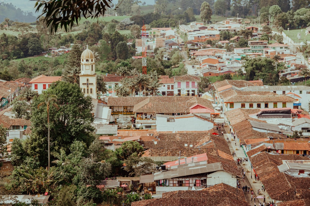 Casas de hormigón marrón y blanco durante el día