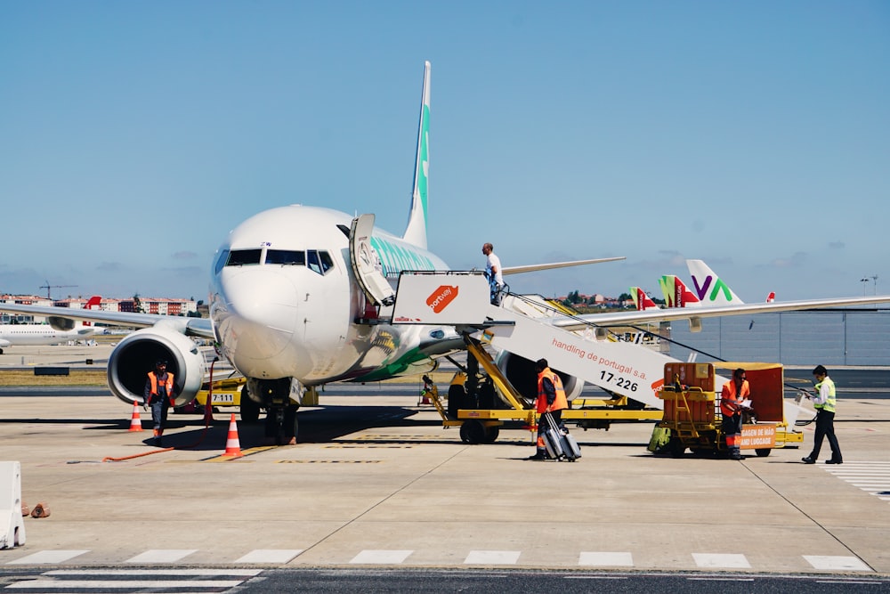 avion blanc et bleu sur l’aéroport pendant la journée