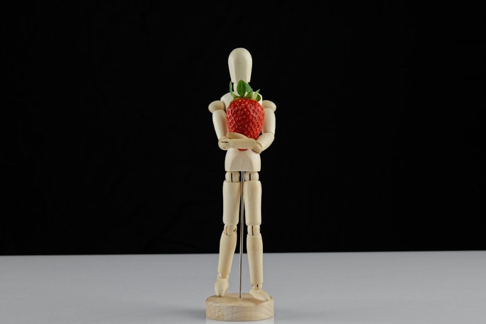 Figurine en bois marron avec des roses rouges