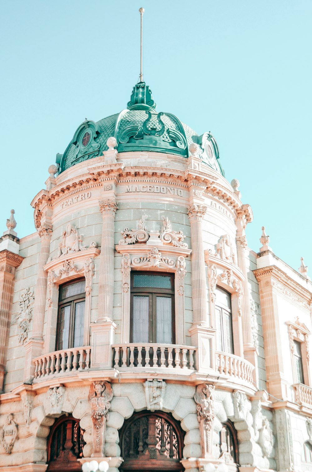 Edificio de hormigón blanco bajo el cielo azul durante el día