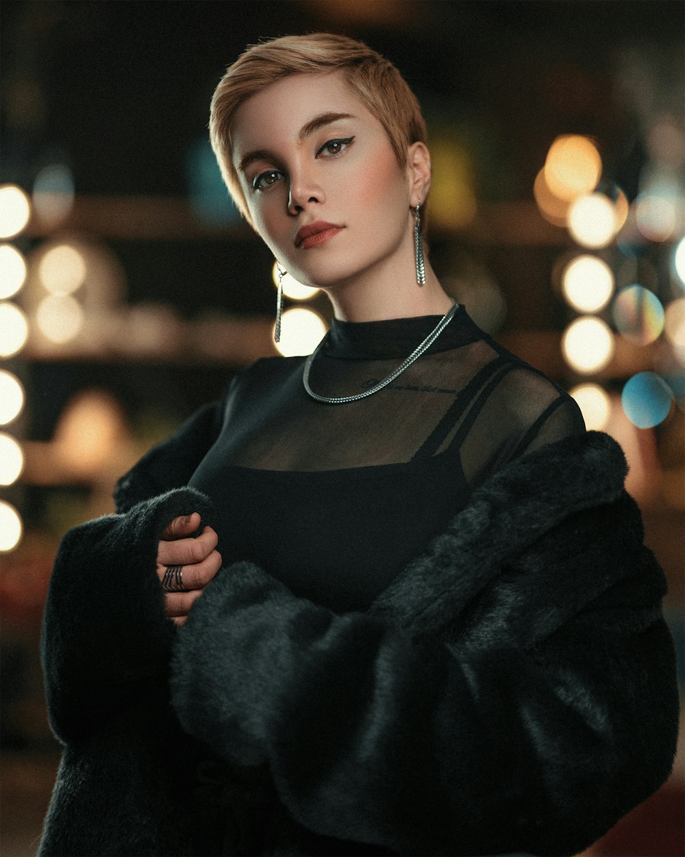 Foto mulher no casaco preto com fones de ouvido brancos – Imagem de Preto  grátis no Unsplash