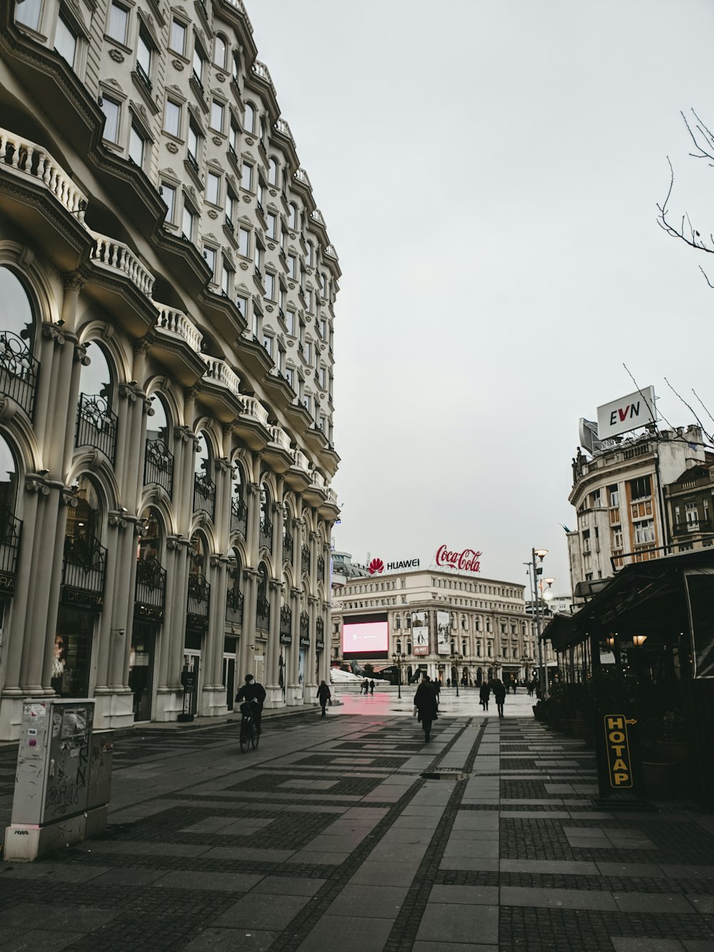 personas que caminan por la calle cerca del edificio durante el día