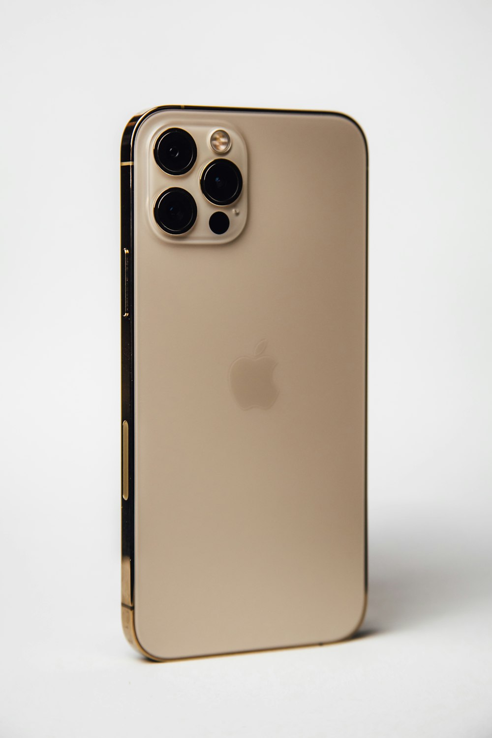 Die Rückseite einer goldenen iPhone-Hülle