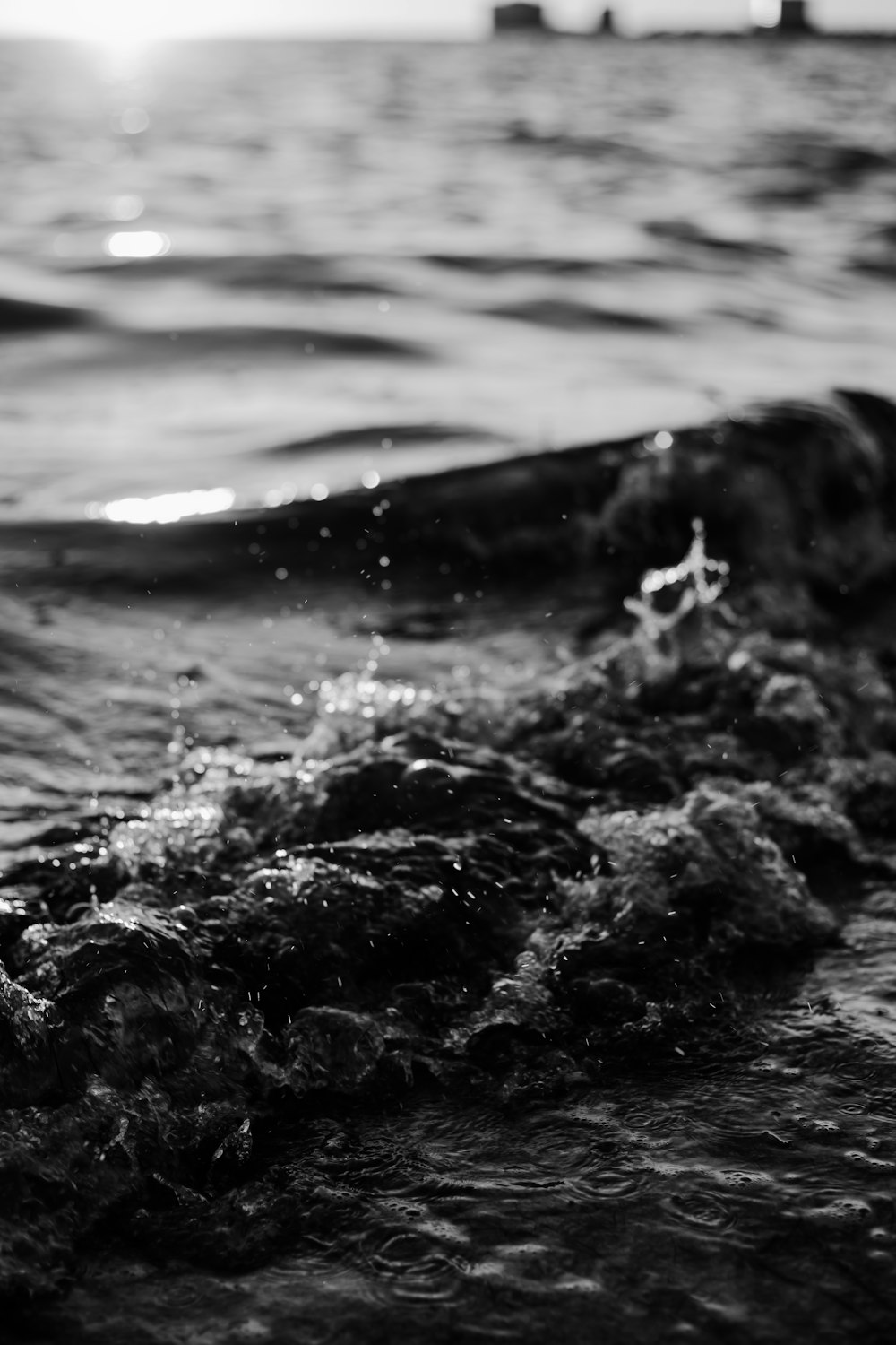 Salpicaduras de agua en la fotografía en escala de grises