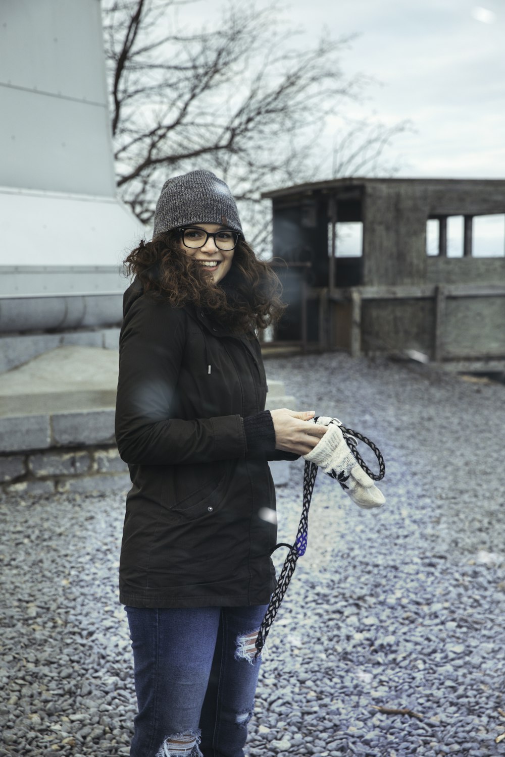 Foto de mujer con chaqueta negra y gorro de lana de pie en el camino  durante el día – Imagen gratuita Gris en Unsplash