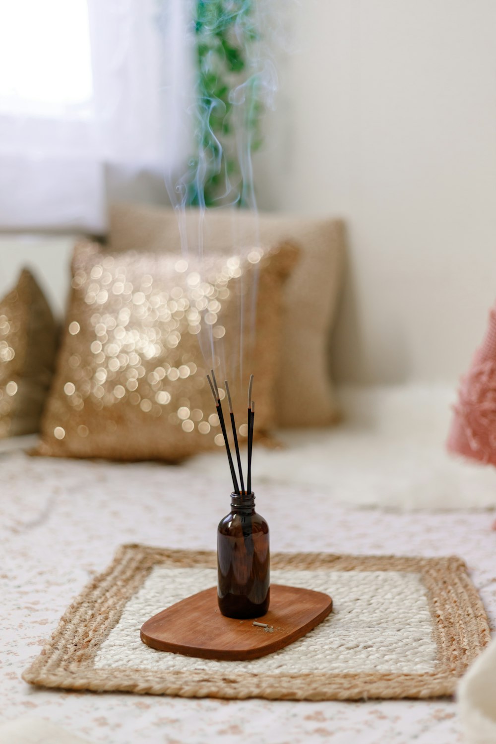 茶色の木製のテーブルに茶色のガラス瓶