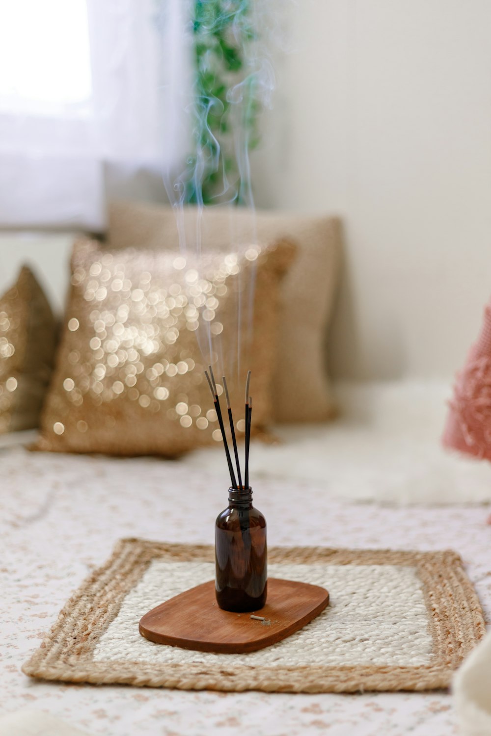 bouteille en verre marron sur table en bois marron