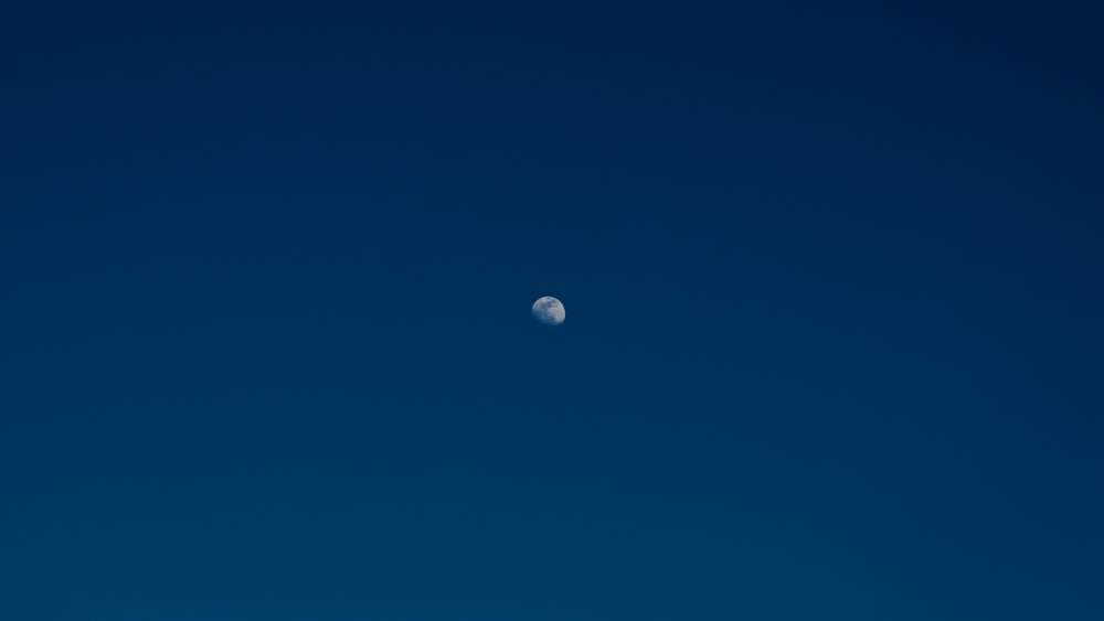 pleine lune dans le ciel